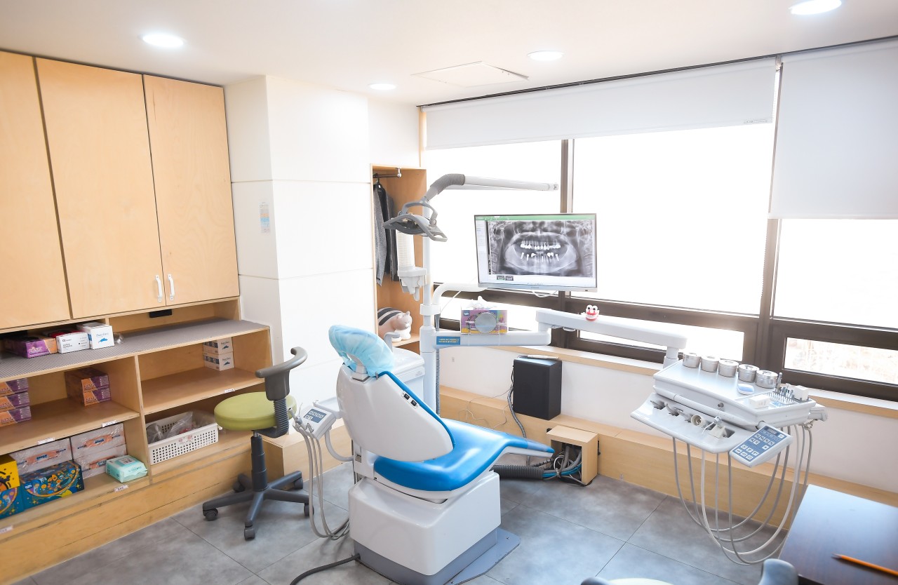 TeulDental exam room with digital X-ray display