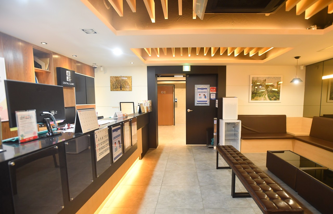 TeulDental reception and waiting area