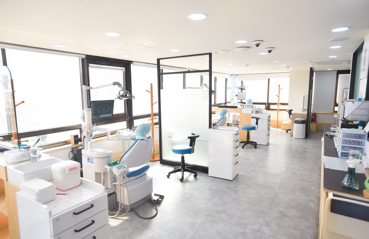 TeulDental bright, modern treatment room